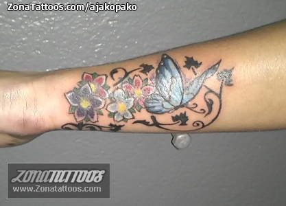 Tatuaje de Cover Up, Mariposas, Flores