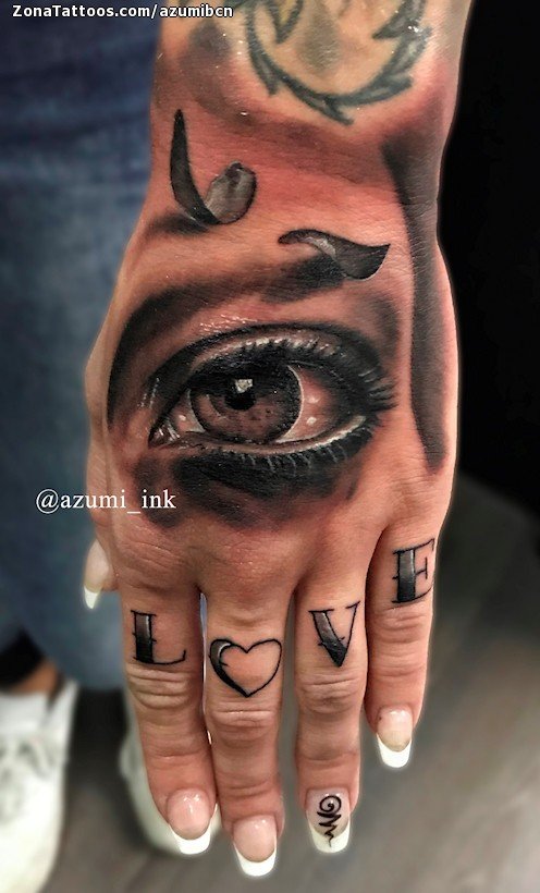 Un tatuador trabajando en un diseño minimalista